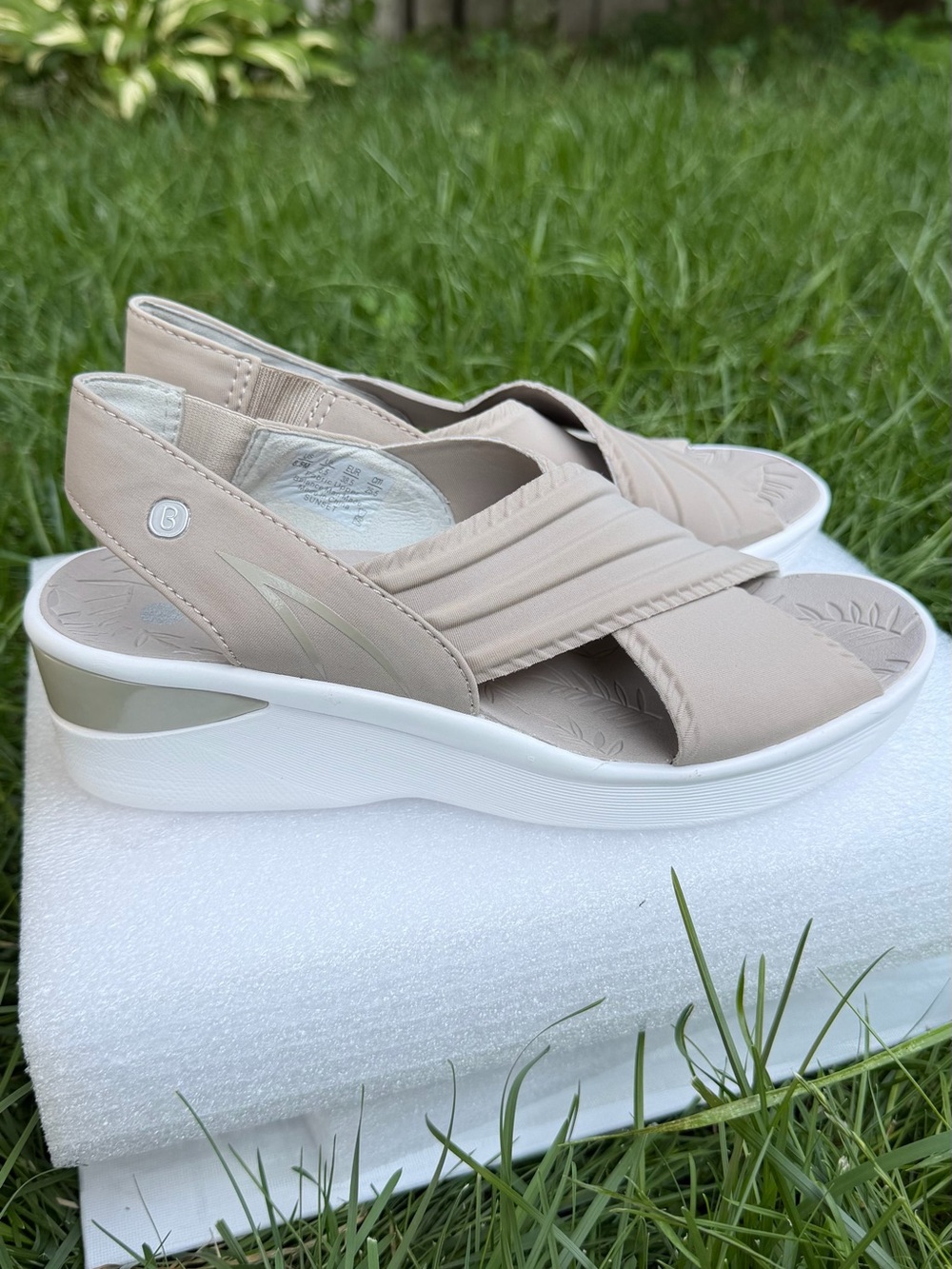 BZees Sunset Beige Crisscross Stretch Slingback Sandals Size 8.5